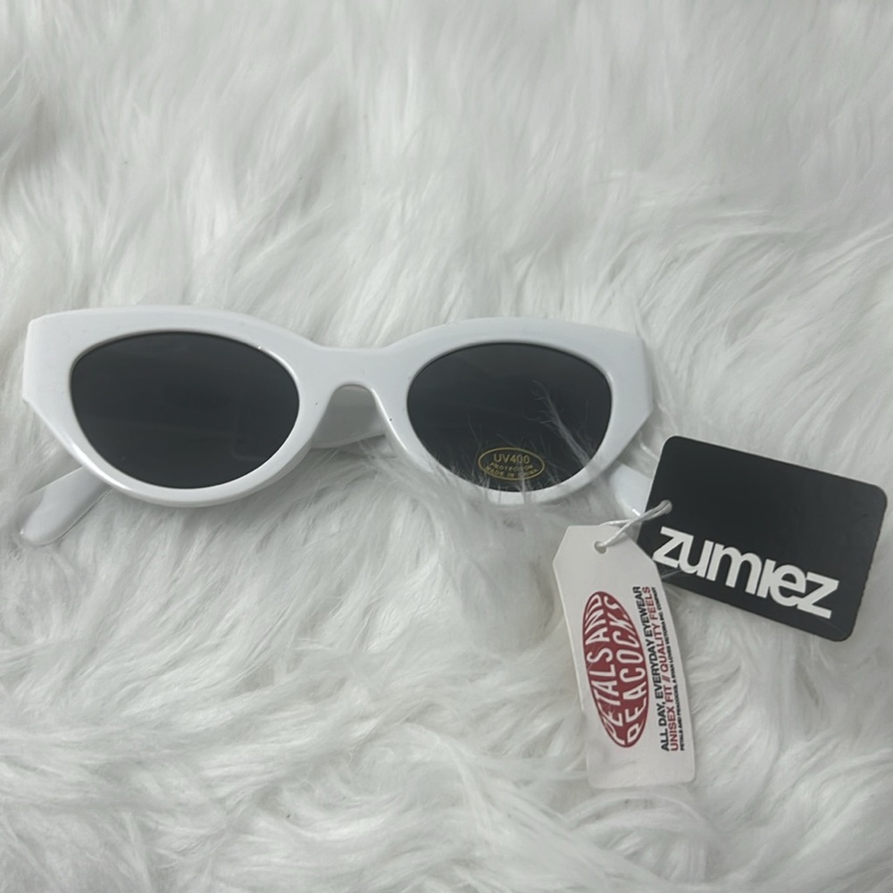 zumiez petals and peacocks sunglasses Size Unisex white cabria